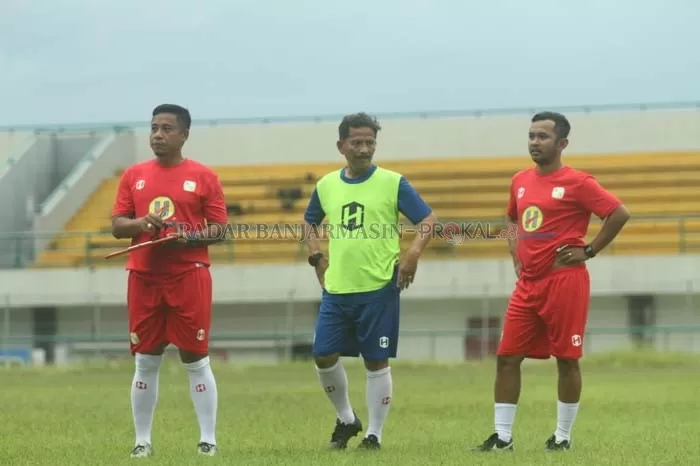 JANGAN LENGAH: Komunikasi empat pemain di lini belakang Barito Putera dibenahi pelatih untuk menghadapi Borneo FC di pekan ketiga Liga 1.