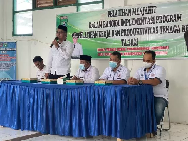 BEKAL: Disnakertranskop Tanah Bumbu melatih warga di Kecamatan Kusan Hilir menjahit. Keterampilan ini diharapkan bisa meningkatkan ekonomi masyarakat desa.