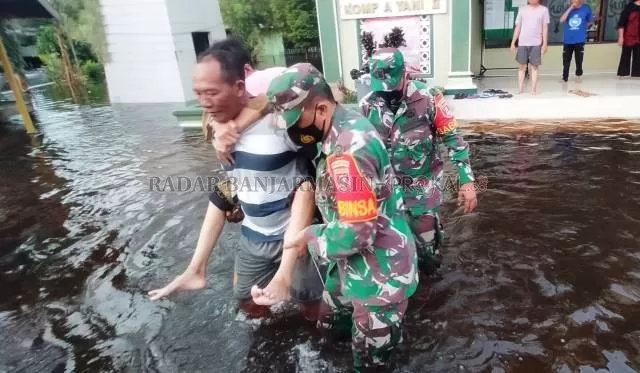 CUKUP SEKALI: Evakuasi korban banjir di Kecamatan Banjarmasin Timur, Januari lalu. | FOTO: ENDANG SYARIFUDDIN/RADAR BANJARMASIN