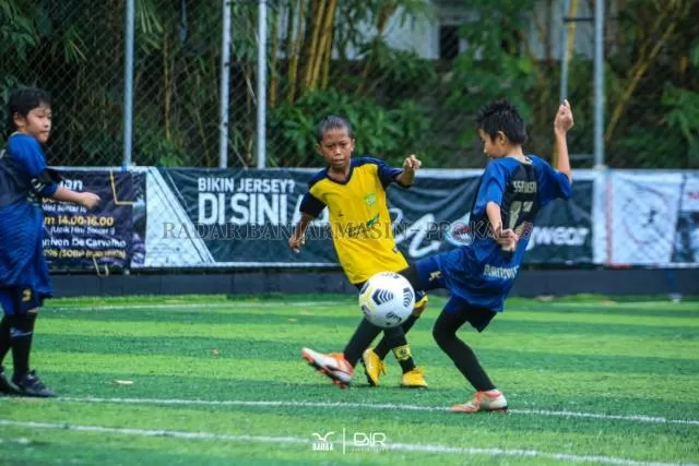 DIKAWAL KETAT: Aksi pemain terbaik Zidan Arhan dari SSB Alam Hijau saat membongkar lini pertahanan tim SSB Hasnur Barito Putera di Lapangan Upik Mini Soccer, Selasa (14/9) siang.