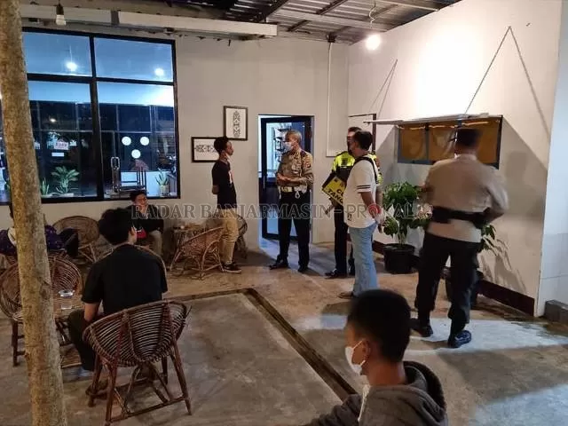 MASIH SAMA: Petugas Polsek Kota Banjarbaru membubarkan pengunjung kafe di Banjarbaru. | FOTO: IST