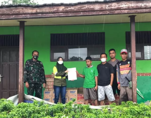 BANTUAN: PT Arutmin Indonesia Cabang Asam-asam, Sabtu (11/9) tadi menyerahkan bantuan banjir di Desa Simpang Empat Sungai Baru Kecamatan Jorong Kabupaten Tanah Laut.