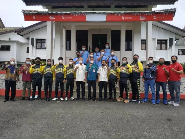 SEMANGAT: Foto bersama Bupati Tala HM Sukamta dengan atlet yang akan mengikuti PON XX Papua. | Foto: Norsalim Yahya/Radar Banjarmasin
