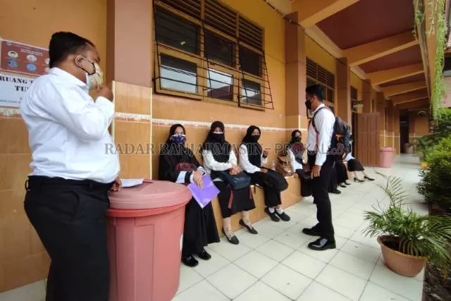 MENUNGGU JAM UJIAN: Sejumlah pelamar formasi guru PPPK di Banjarmasin menunggu giliran ujian SKD, Kemarin (16/9). Ujian bertempat di Kompleks Mulawarman.
