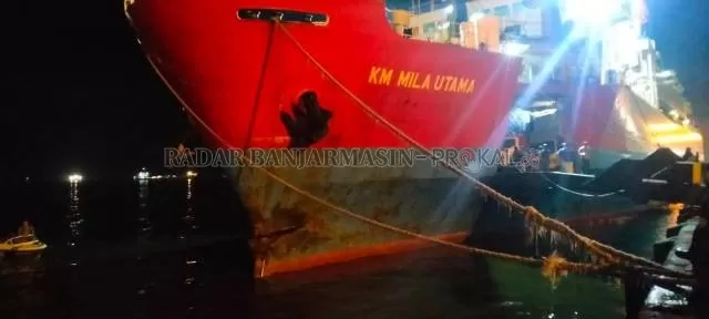 ROBEK: Lambung kapal Mila Utama yang koyak karena menabrak Tugboat, kemarin malam. | FOTO: MAULANA/RADAR BANJARMASIN
