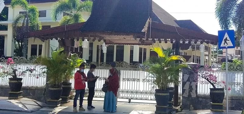 DIGELEDAH: Rumah jabatan Bupati Hulu Sungai Utara di Jalan Norman Umar digeledah KPK.