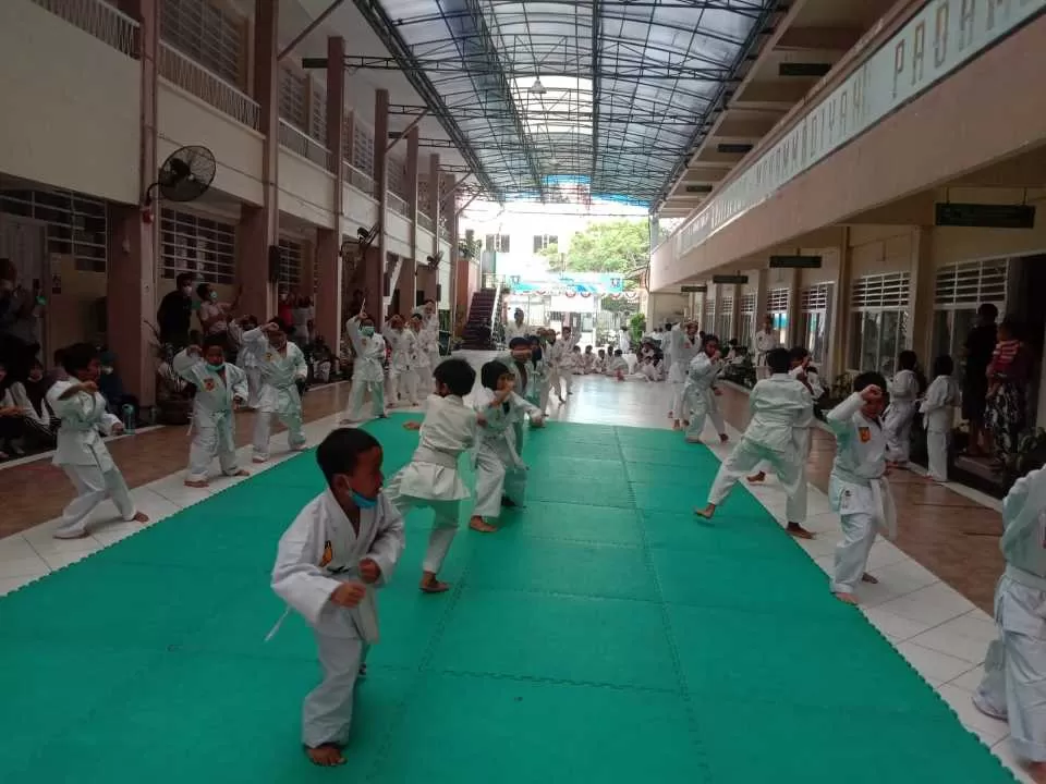 TAMPILKAN JURUS: Karateka Inkai Kota Banjarmasin mengikuti Ujian Kenaikan Sabuk dan Penurunan Kyu di Halaman SD Muhammadiyah 8 dan 10 Banjarmasin, Ahad (19/9)