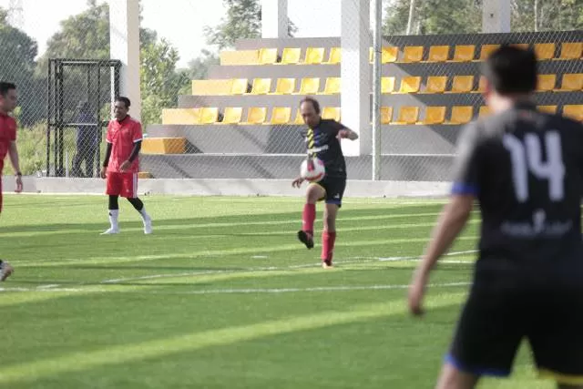 HATTRICK: Widi Gunawan berhasil menyarangkan tiga gol dalam laga persahabatan bersama Tim OJK Regional 9 Kalimantan di Palm Mini Soccer Banjarbaru, Minggu (19/9) pagi.