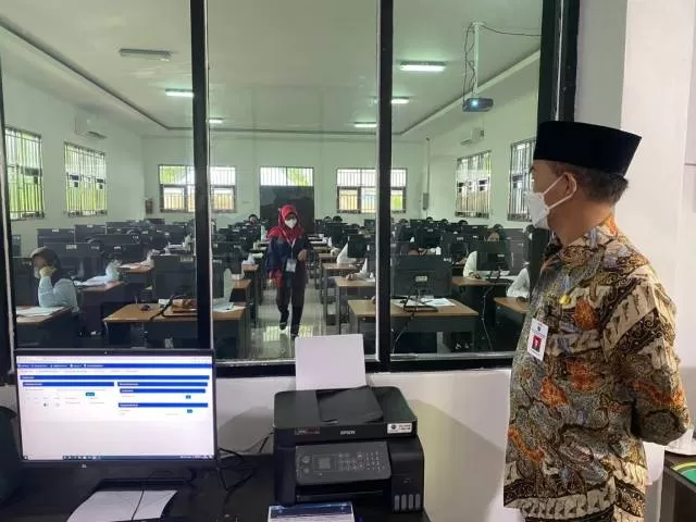SYARAT KETAT: Sekda Pemkab Tanbu Ambo Sakka memantau tes SKD unuk guru CPNS, Jumat (17/9) lalu.