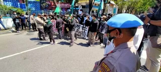 DEMO: Puluhan anggota Himpunan Mahasiswa Islam (HMI) Cabang Banjarmasin gelar aksi di depan Gedung DPRD Provinsi Kalsel