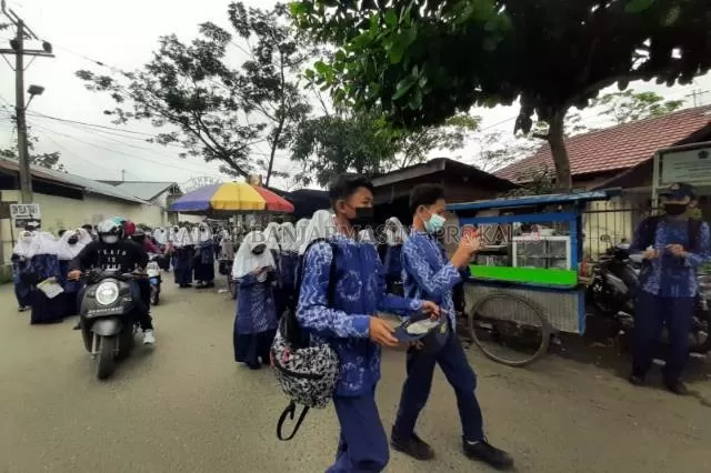 JAM RAWAN: Kerumunan seusai pulang sekolah harus menjadi perhatian satgas. Foto diambil seusai PTS offline di Banjarmasin, belum lama ini. | FOTO: WAHYU RAMADHAN/RADAR BANJARMASIN