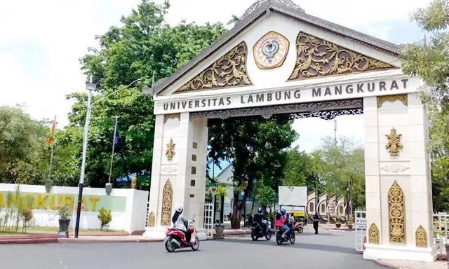 MENUJU YANG TERBAIK: Pintu gerbang Universitas Lambung Mangkurat di Banjarmasin. ULM masih mengejar peningkatan dosen bergelar guru besar. | Foto: Ist