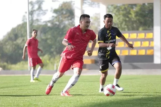 PERSAHABATAN: Tim Biro Adpim Pemprov Kalsel menghadapi Tim OJK Regional 9 Kalimantan di Palm Mini Soccer Banjarbaru.