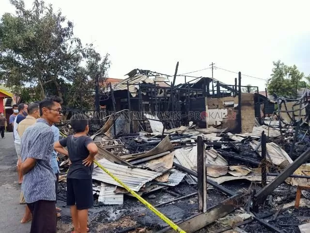 HANGUS: Tiga buah rumah di Gang Salatiga hangus terbakar dini hari tadi. | Foto: Ahmad Mubarak/Radar Banjarmasin