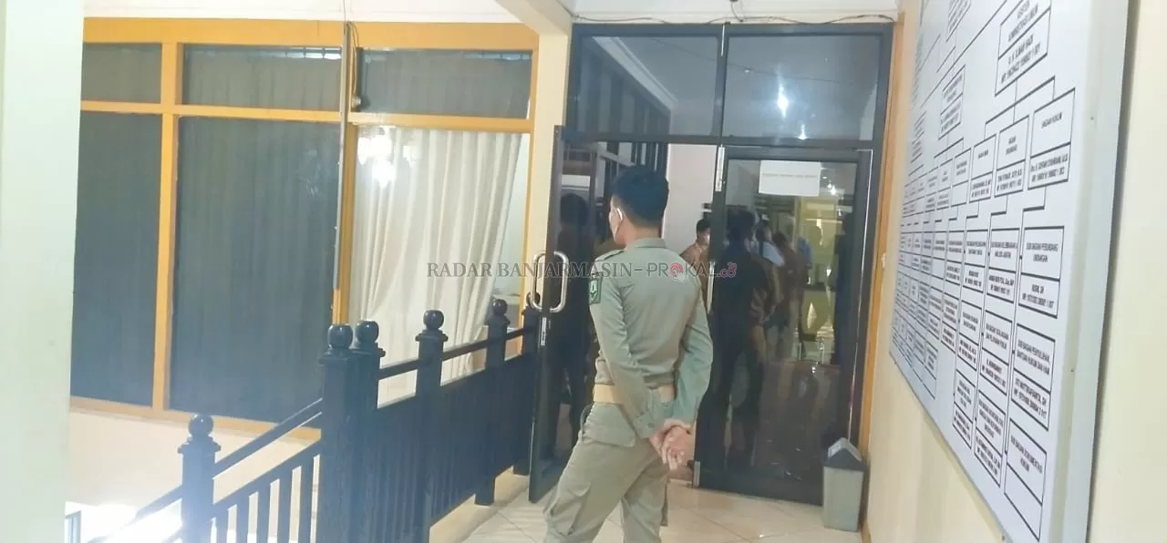 KASUS: Tim KPK menggeledah ruang kerja Bupati Kabupaten HSU di Jalan A.Yani Kecamatan Amuntai Tengah. | Foto: Muhammad Akbar/Radar Banjarmasin