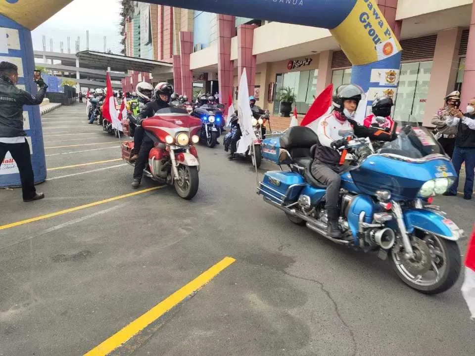 START: Harley Davidson Club Indonesia (HDCI) singgah bertolak dari area parkir Duta Mall Banjarmasin untuk menyebarkan paket bantuan sembako kepada warga terdampak Covid-19 di Banjarmasin, Selasa (21/9).