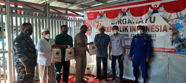 BANTUAN: PT Arutmin Indonesia Kintap belum lama tadi menyerahkan bantuan 100 paket Sembako kepada masyarakat terdampak musibah banjir di Desa Pasir Putih dan Kintap Kecil.