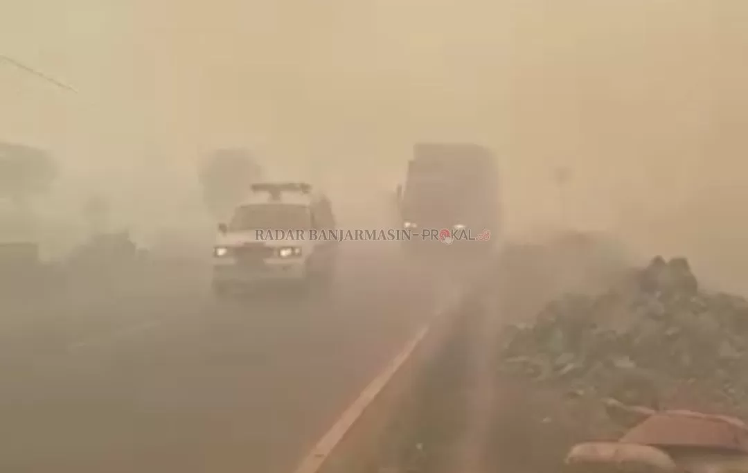 PEKAT: Kabut asap menyelimuti ruas jalan Jurusan Pelaihari wilayah Pengayuan Liang Anggang Banjarbaru akibat Karhutla di wilayah tersebut.