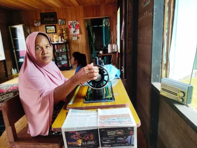 INSPIRATIF: Harmawati menjahit kain sasirangan di Pulau Burung, Kotabaru. Dia menjadi tokoh penggerak pendidikan di pulaunya.
