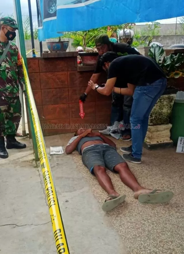 OLAH TKP: Anggota Polsek Banjarmasin Timur dan Polresta Banjarmasin memotret korban dan lokasi kejadian. | FOTO: MAULANA/RADAR BANJARMASIN