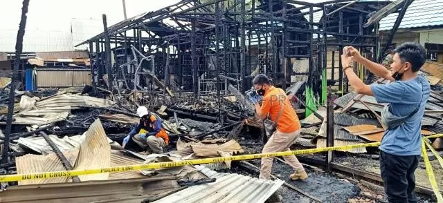 TAK BERSISA: Tiga rumah yang terbakar di Salatiga, Marabahan, ludes terbakar. | Foto: Ahmad Mubarak/Radar Banjarmasin.