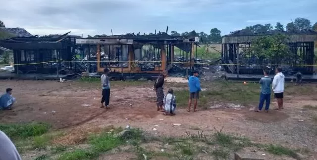 KEBAKARAN LAGI: Tiga rumah di Desa Anjir Pasar Seberang II ludes terbakar, Rabu (22/09) dini hari sekitar pukul 01.00 Wita. | Foto: Warga Anjir Pasar For Radar Banjarmasin