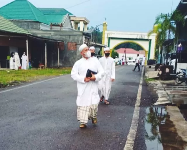 HADIR: Bupati HSU Abdul Wahid terlihat di lokasi pengajian Nurul Muhibbin Kota Paringin Kabupaten Balangan, Selasa (21/9).