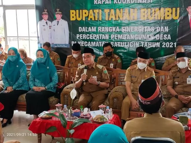 PROGRAM: Bupati Tanbu HM Zairullah Azhar menghadiri rapat koordinasi bersama seluruh kepala desa di Kecamatan Batulicin.