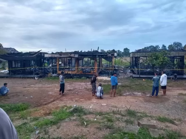 GEGER: Tiga rumah di Desa Anjir Pasar Seberang II ludes terbakar, Rabu (22/9) dini hari sekitar pukul 01.00 Wita.