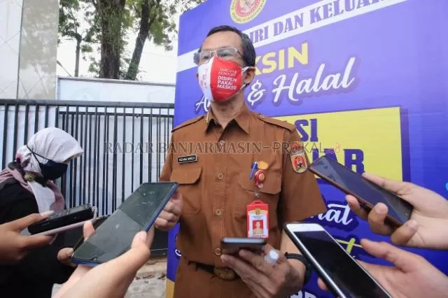 BERI TANGGAPAN: Kepala Dinkes Kota Banjarbaru, Rizana Mirza diwawancara awak media terkait perpanjangan PPKM Level 4 di Kota Banjarbaru. | Foto: Muhammad Rifani/Radar Banjarmasin