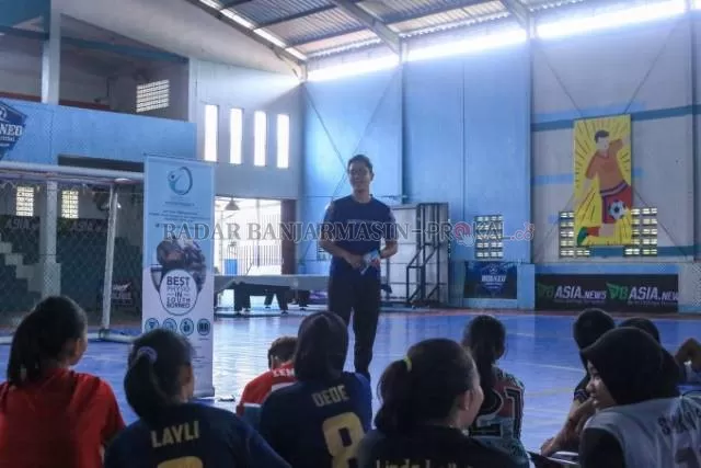 BERI PENJELASAN: Owner Mond Physio sekaligus perwakilan Bidang Kesehatan Asosiasi Futsal Provinsi Kalsel, Akhmad Ferdian memberikan materi penanganan cedera kepada para atlet futsal Banjarmasin.