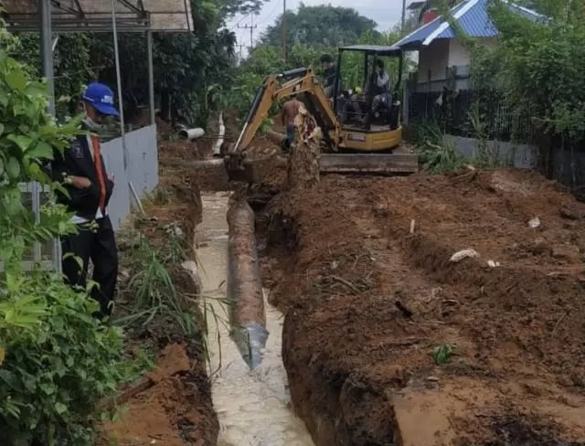 SEDANG DIKERJAKAN: Distribusi air bersih dari PDAM Intan Banjar di wilayah Banjarbaru mengalami gangguan karena adanya perbaikan jaringan perpipaan. | Foto: PDAM Intan Banjar for Radar Banjarmasin