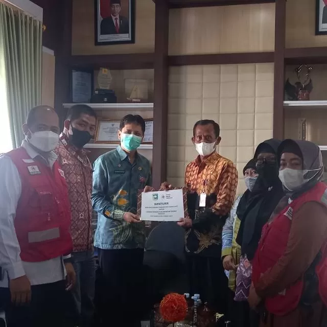 PELEPASAN : Bupati Tala HM Sukamta dengan Ketua PMI Tala H Syahrian Nurdin, serta para relawan yang berangkat ke Kalteng.