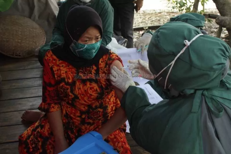 DISUNTIK: Warga Desa Awang Besar HST saat disuntik vaksin sinovac, Sabtu (25/9). | FOTO: JAMALUDDIN/Radar Banjarmasin