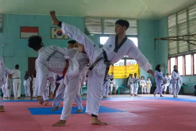 LATIHAN KERAS: Atlet taekwondo andalan Kalsel Hadad Wiqoldi Putra saat berlatih di Gedung Taekwondo, Banjarmasin.