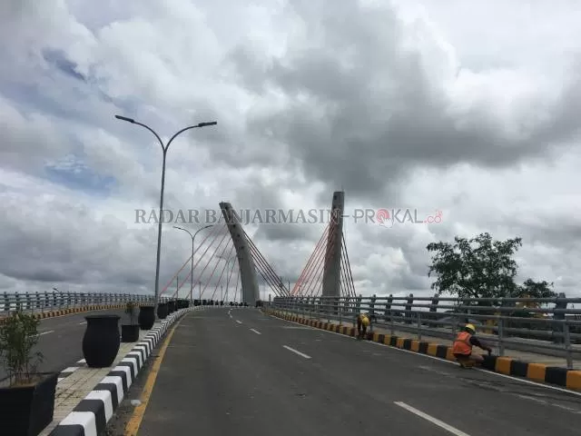 RAMPUNG: Pekerja saat merampungkan Jembatan Sungai Alalak 15 September tadi. | DOK/RADAR BANJARMASIN