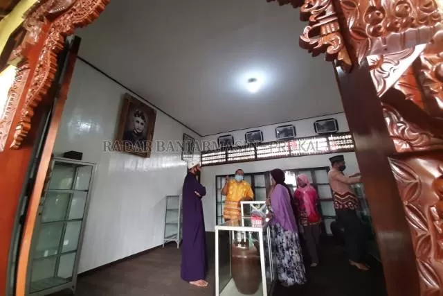SETELAH RENOVASI: Museum Makam Sultan Suriansyah di Jalan Kuin Utara tampak lebih bersih dan rapi setelah direnovasi. Tampak dipajang lukisan hitam putih sang Raja Banjar.