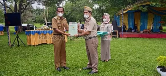ASET: Bupati Tala HM Sukamta menerima sertifikat tanah aset pemerintah kabupaten dari Kepala ATR/BPN Tala Dr Ahmad Suhaimi | Foto: Norsalim Yahya/Radar Banjarmasin