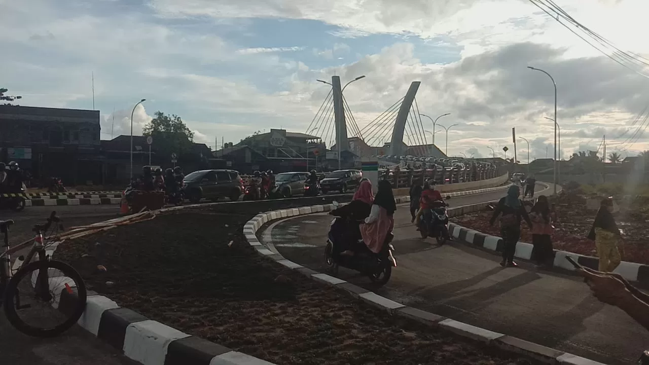 ANTUSIAS: Warga sekitar memadati Jembatan Alalak I di area Handil Bakti. Foto: Fauzan Ridhani/Radar Banjarmasin