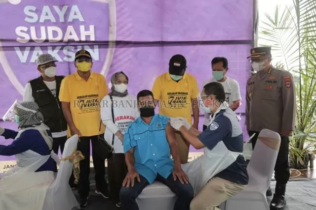 WARGA PEKEBUN: Program vaksinasi di Kabupaten Tapin, Jumat (24/9) tadi.