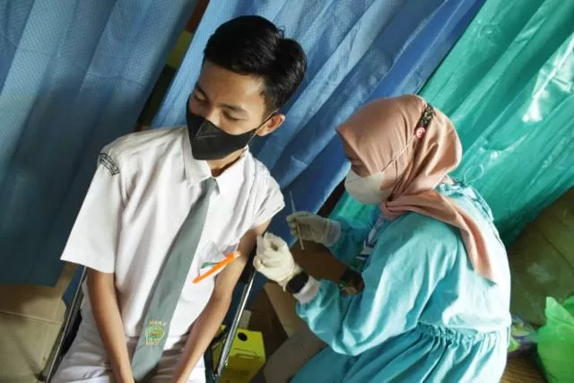 DOSIS PERTAMA: Seorang pelajar di MAN 2 Barabai saat disuntik vaksin Sinovac dosis pertama, Senin (27/9) | FOTO: JAMALUDDIN/RADAR BANJARMASIN