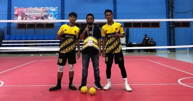 VENUE: Tim sepak takraw Kalsel saat menjajal venue pertandingan di GOR Trikora Universitas Cendrawasih, Kota Jayapura, Sabtu (25/9).