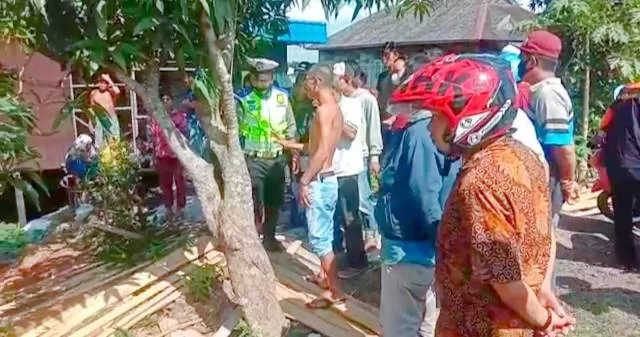 EVAKUASI: Relawan saat mengevakuasi jenazah Nurbit menuju RSUD Pambalah Batung Amuntai.