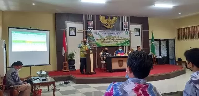 TEKEN: Bupati Tala HM Sukamta menandatangani MoU Sekolah Penggerak, Kamis (23/9).