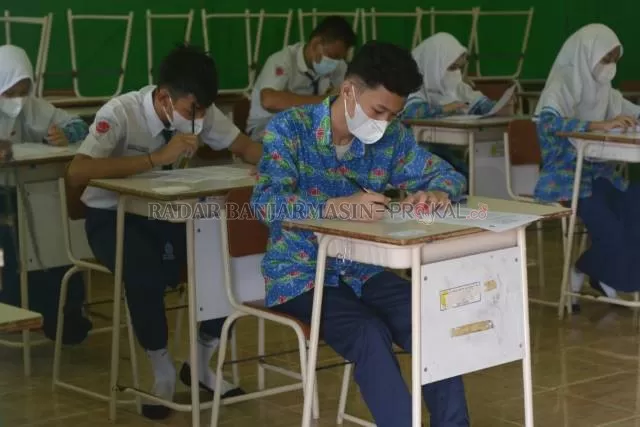 PTS PTM: Pelajar SMP di Banjarmasin menjalani ujian tengah semester secara tatap muka. | FOTO: WAHYU RAMADHAN/RADAR BANJARMASIN