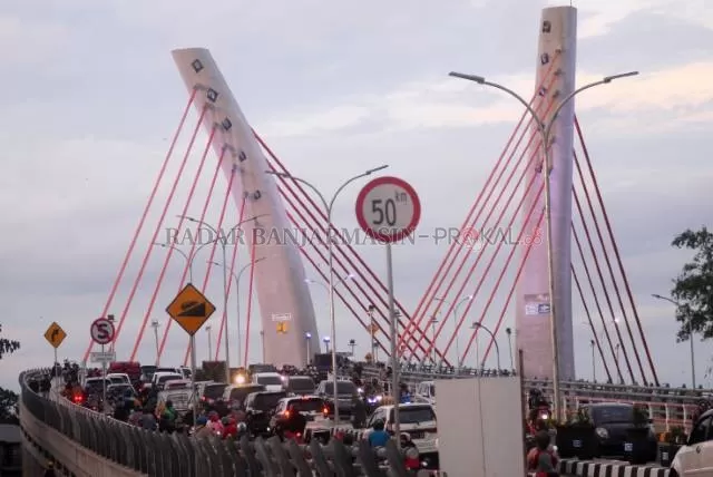 TRUK BELUM BOLEH MELINTAS: Kendaraan melintas di jembatan Sungai Alalak kemarin sore. Jembatan hanya dibuka untuk kendaraan mobil dan motor. | FOTO: M OSCAR FRABY/RADAR BANJARMASIN