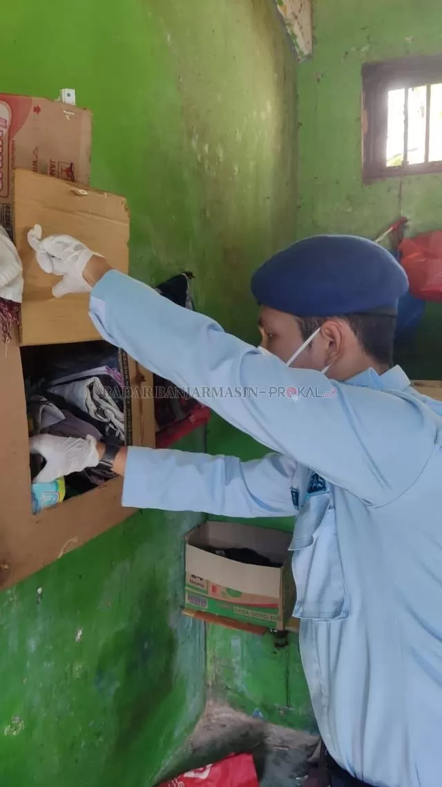 DIRAZIA: Petugas Lapas Banjarbaru memeriksa sel narapidana yang dicurigai menyembunyikan gawai pintar hingga benda terlarang lainnya. | Foto: Muhammad Rifani/Radar Banjarmasin
