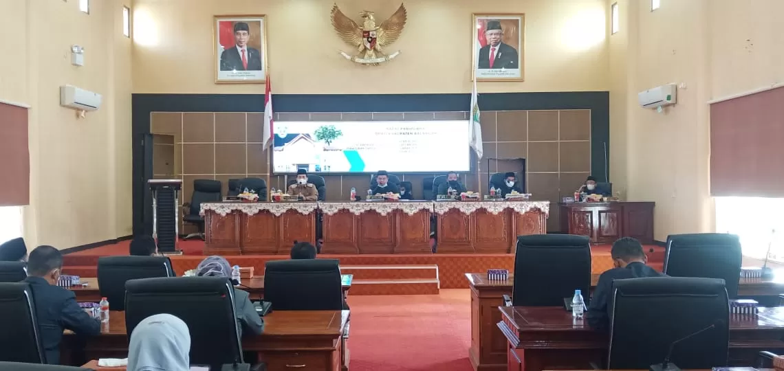 PARIPURNA: DPRD Kabupaten Balangan saat menggelar rapat paripurna dengan agenda penyampaian Raperda APBD 2022 dari eksekutif. | FOTO: MC FOR RADAR BANJARMASIN.