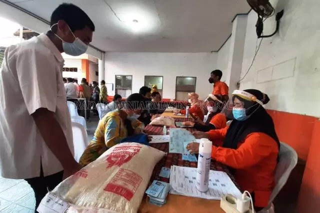 BANSOS: Penyaluran bantuan untuk warga terdampak pandemi di kantor PT Pos Indonesia, Jalan Lambung Mangkurat, Juni lalu. | FOTO: WAHYU RAMADHAN/RADAR BANJARMASIN