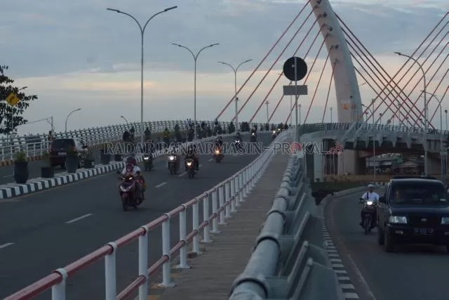 IKON BARU: Jembatan Sungai Alalak yang menghubungkan Kota Banjarmasin dan Kabupaten Barito Kuala, dipotret kemarin (29/9) sore. Saat ini, hanya kendaraan roda dua dan empat yang boleh melintas. | FOTO: WAHYU RAMADHAN/RADAR BANJARMASIN